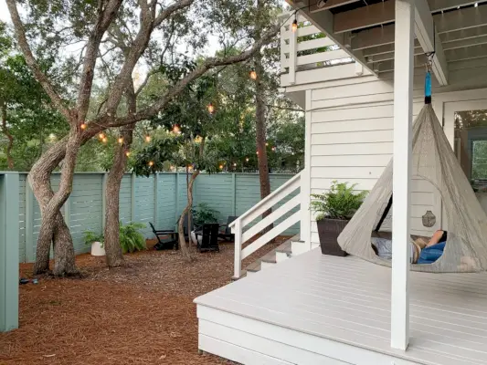 Uitzicht op zijtuin en overdekte zijporch met hangende tentschommel