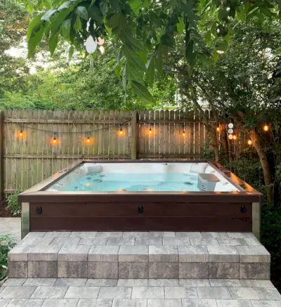 Strandhuis achtertuin bubbelbad met trappen