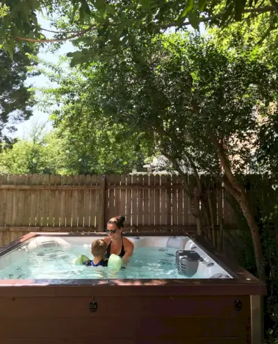 Aflevering 107 Sherry Hot Tub in de achtertuin overdag