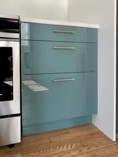 Afgewerkte Ikea-kasten met hardware van geborsteld nikkel geïnstalleerd