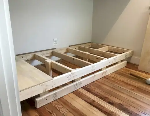 onderste bed gereconstrueerd om van de vloer te zweven