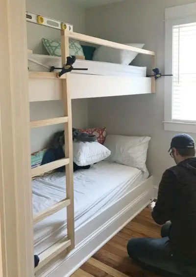 klemmen die de diy stapelbedladder en leuningen op hun plaats houden