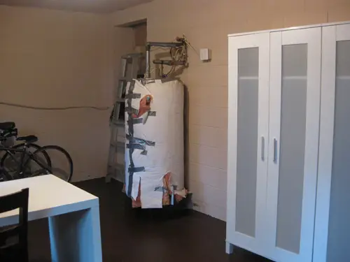 Van tweevoudige deuren een scherm maken om een boiler te verbergen