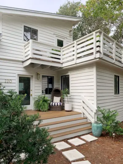 Twee niveaus van veranda's op het Witte Huis met horizontale balustrades