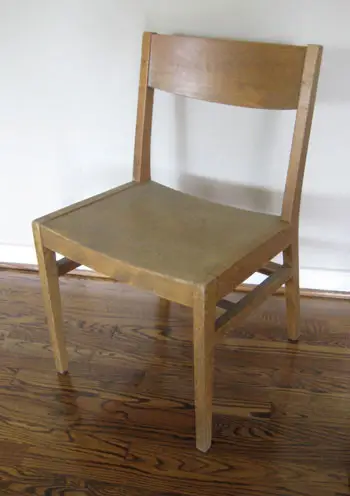 Modern Bir Sandalyenin Zımparalanması ve Boyanması Kırmızı