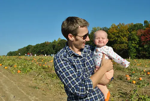 Göra En Handprint Pumpa Med Baby Till Halloween
