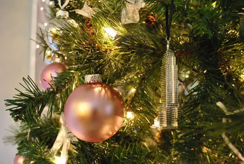 Nossa árvore de Natal verde, rosa e prateada