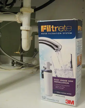 Como instalar um sistema de filtragem de água embaixo da pia