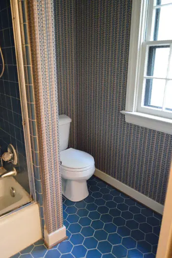 Ons toilet lekte door het plafond beneden