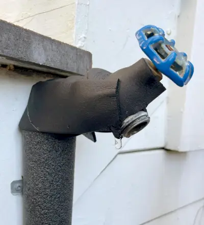 مريلة خرطوم مغطاة بشريط عازل لمنع التجمد