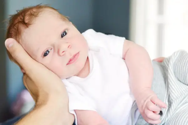 DIY Yenidoğan Fotoğraf Çekimi Gözleri Açık Portre