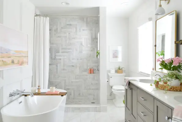 Mramorová tradičná kúpeľňa so sprchovacím kútom s rybími kosťami