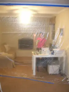 Korištenje plastičnih cerada tijekom renoviranja za zaštitu od prašine