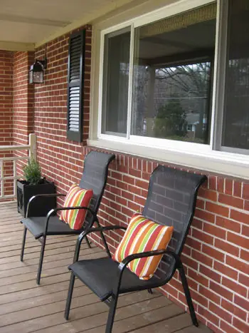 atractivo exterior del porche de la casa de ladrillo