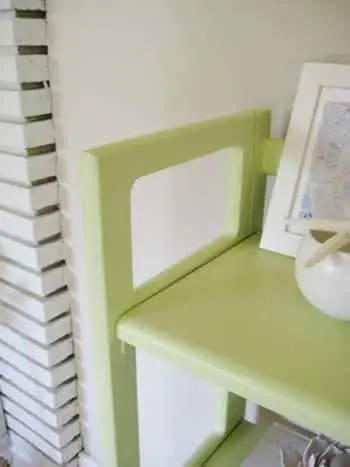 Poslikana knjižna omara