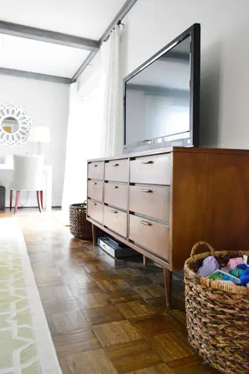 Hoe oude houten meubels schoon te maken en te herstellen