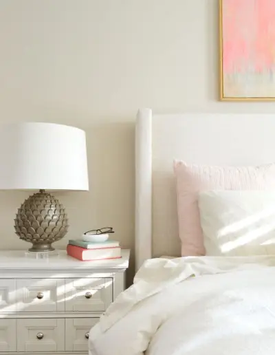 Zonlicht op bed met grijze muren van Edgecomb