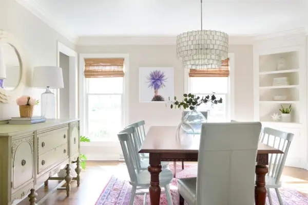 Eetkamer met Capiz Light en Edgecomb grijze muren