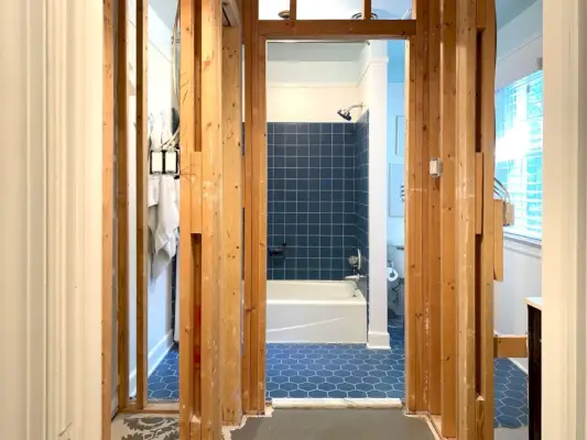 Masterbadkamerdemo van kast tot douche horizontaal