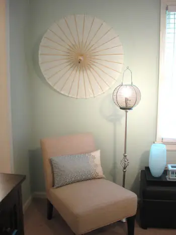 завршни-угао-са-сунцобраном-уметношћу-и лампом-кавезом за птице