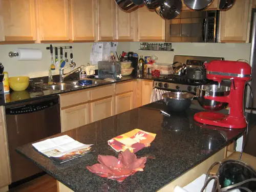 Como fazer um backsplash de US $ 100 com azulejo de parede adesivo de aço inoxidável