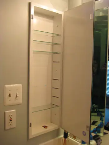 Een medicijnkastje veranderen in een open planknis