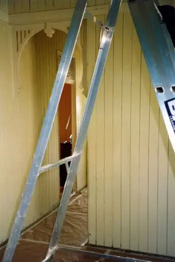 Pintando painéis antigos em cor azul-petróleo