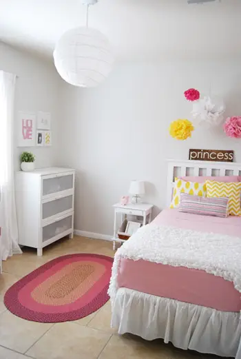 Een gedeelde kinderkamer met een wieg en een bed