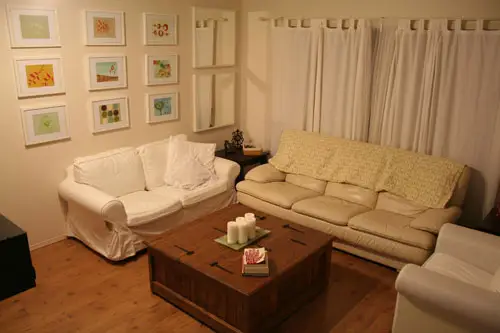 Een vredige blauw-witte woonkamer