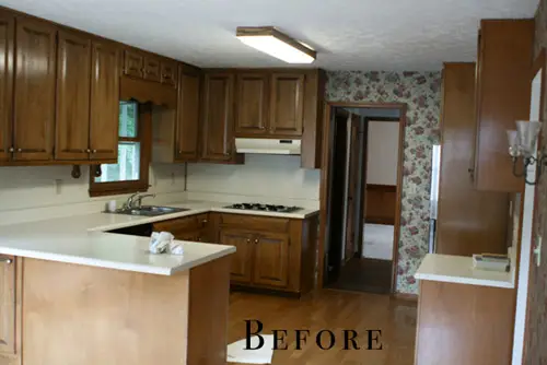 Smokingová kuchyně s dřevěnými a bílými skříňkami