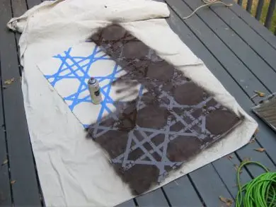 Hvordan spraymale et teppe