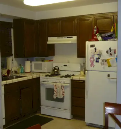 Een witte keuken met een backsplash-tegel van groen glasmozaïek